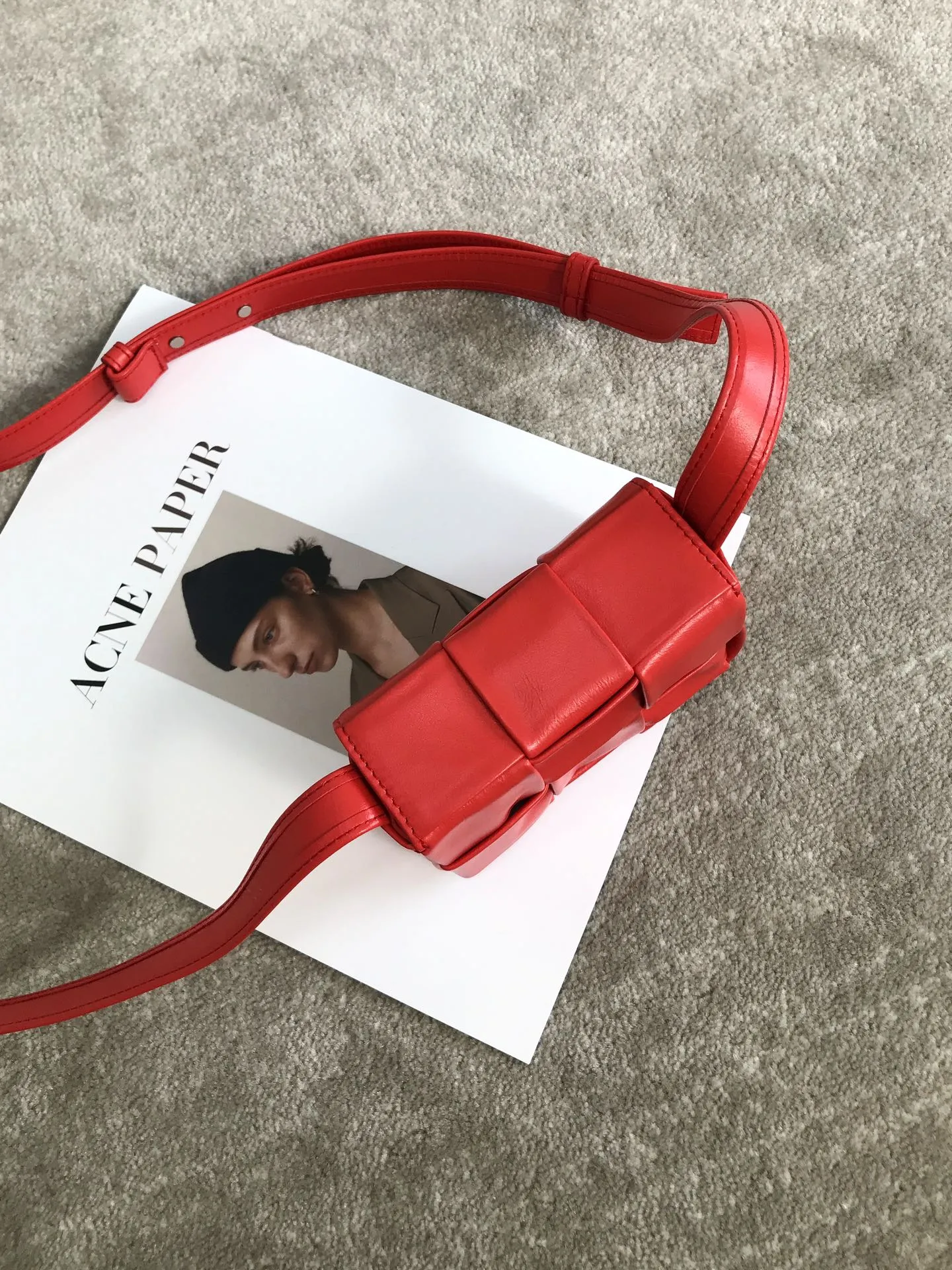 𝗕𝗼𝘁𝘁𝗲𝗴𝗮 𝗩𝗲𝗻𝗲𝘁𝗮———— New product𝗺𝗶𝗻𝗶 𝗰𝗮𝘀𝘀𝗲𝘁𝘁𝗲‼ ️ A super cute one 𝒎𝒊𝒏𝒊 𝒄𝒂𝒔𝒔𝒆𝒕𝒕𝒆, a must-have for delicate girls. It’s the same height as lipstick. Although it can’t fit a mobile phone, it can fit all my cuteness and lipstick ❗️ We only make the highest end in the market, welcome to compare Size: 12*8*4cm.         Model: 6813